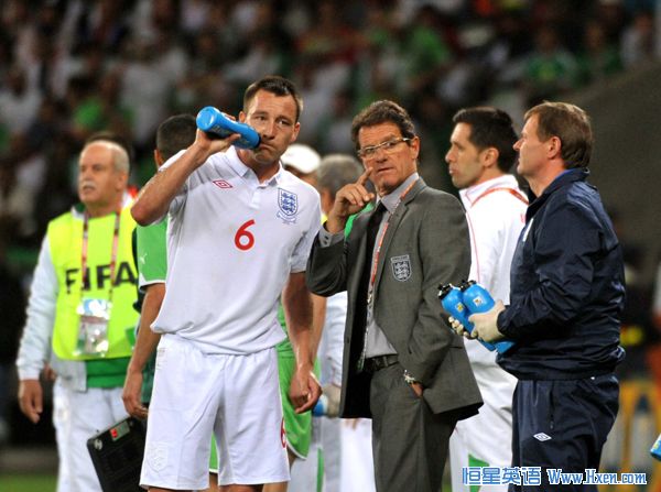 England's Fabio Capello (front C) talks with John Terry during the 2010 World Cup Group C match against Algeria in Cape Town, South Africa, June 18, 2010. (Xinhua/Xu Suhui)