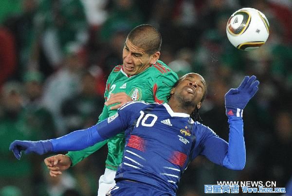 Mexico's Carlos Salcido (L) vies with France's Andre-Pierre Gignac during a 2010 World Cup Group A match at the Peter Mokaba stadium in Polokwan, South Africa, on June 17, 2010. Mexico won 2-0. (Xinhua/Li Ga)