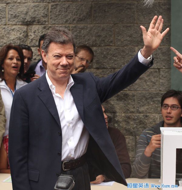 Colombia's presidential candidate Juan Manuel Santos greets members of the media after casting his vote during presidential elections in Bogota June 20, 2010. (Xinhua/Reuters Photo)