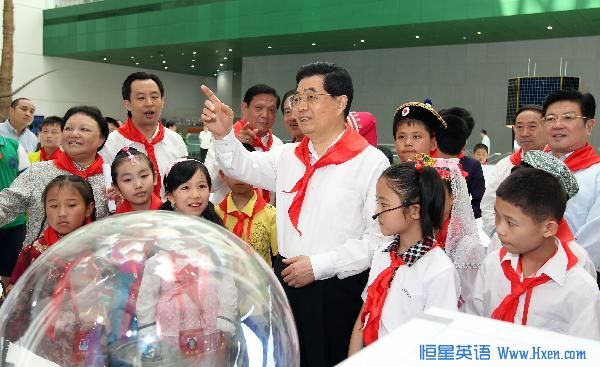 Chinese President Hu Jintao joins the children and delegates to the 6th National Congress of Chinese Young Pioneers to visit China Science and Technology Museum in Beijing, May 31, 2010. (Xinhua/Ju Peng) 