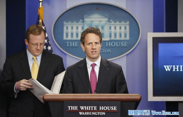 U.S. Treasury Secretary Tim Geithner and Press Secretary Robert Gibbs (L) hold a press briefing at the White House in Washington, June 16, 2010. (Xinhua/Reuters File Photo)