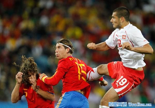 Sergio Ramos (C) of Spain vies with Switzerland's Blaise Nkufo during the 2010 World Cup Group H match in Durban, South Africa, June 16, 2010. (Xinhua/Liao Yujie)