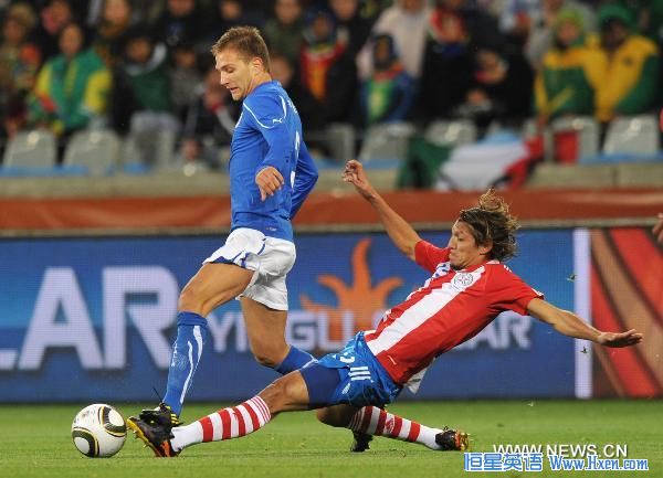Enrique Vera of Paraguay(R) vies for the ball during the Group F first round match against Italy at 2010 FIFA World Cup at Green Point stadium in Cape Town, South Africa, on June 14, 2010.  (Xinhua/Yang Lei)