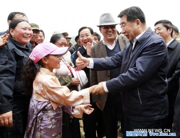 Chinese Vice Premier Hui Liangyu (R front) talks to a Tibetan ethnic girl during his visit to a temporary settlement in quake-hit Yushu prefecture, Qinghai Province of northwest China, on June 19, 2010. (Xinhua/Xie Huanchi) (nxl)<BR />
