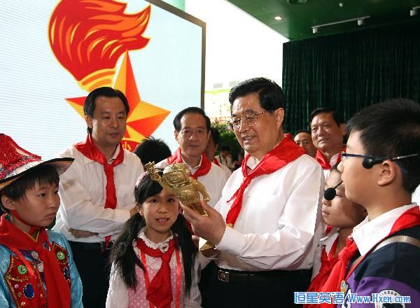 Chinese President Hu Jintao joins the children and delegates to the 6th National Congress of Chinese Young Pioneers to visit China Science and Technology Museum in Beijing, May 31, 2010. (Xinhua/Ju Peng)