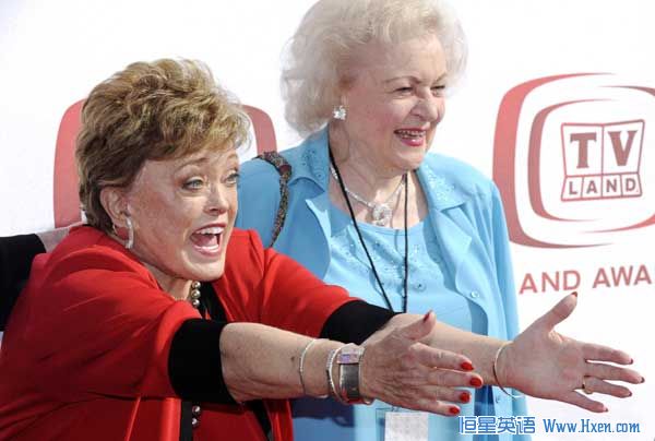 Rue McClanahan (L) and Betty White, cast members in the television series 'The Golden Girls,' interact with photographers at the 6th Annual TV Land Awards in Santa Monica, California, June 8, 2008. (Xinhua/Reuters Photo)
