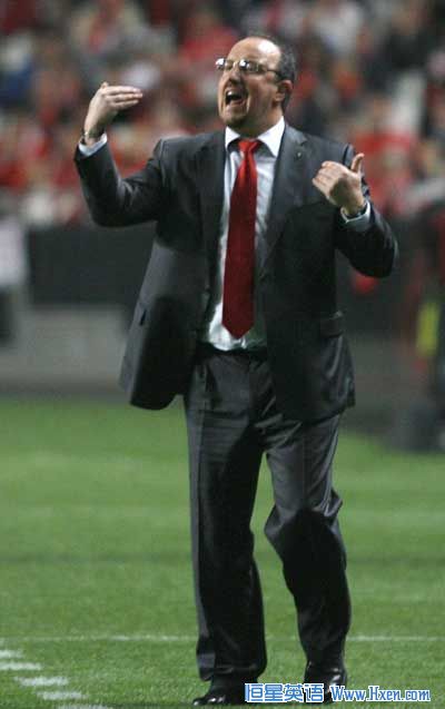 Liverpool's coach Rafael Benitez gives instructions to his players during their Europa League quarter-final, first leg soccer match against Benfica at Luz stadium in Lisbon April 1, 2010. (Xinhua/Reuters Photo)
