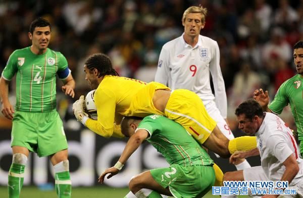 England's David James (C) saves the ball during the 2010 World Cup Group C match against Algeria in Cape Town, South Africa, June 18, 2010. (Xinhua/Xing Guangli)
