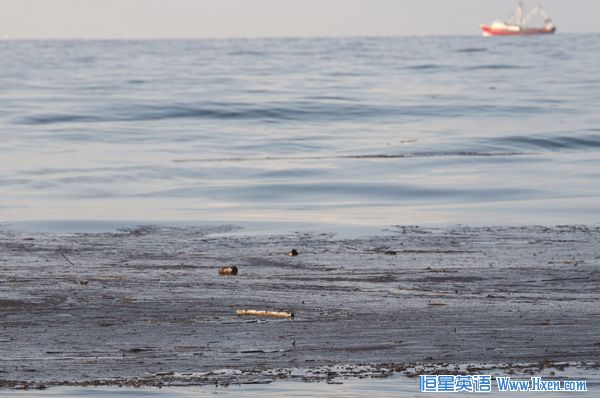 Oil mixed with garbage is seen as it approaches the shore in Gulf Shores, Alabama June 12, 2010. (Xinhua/Reuters Photo)