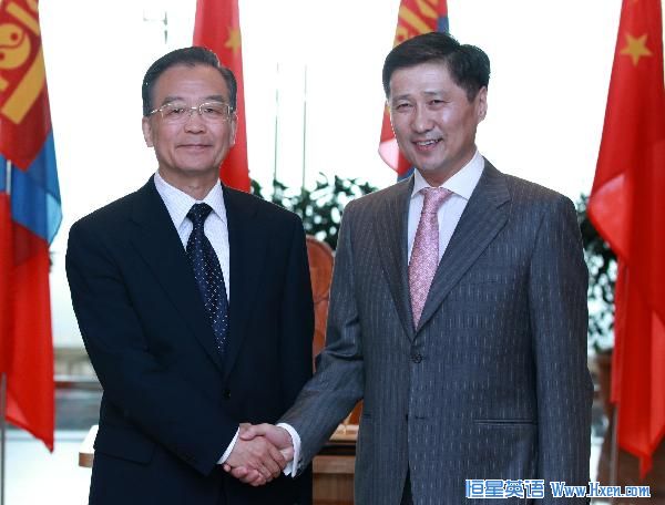 Chinese Premier Wen Jiabao (L) shakes hands with his Mongolian counterpart Sukhbaataryn Batbold in Ulan Bator, Mongolia, June 1, 2010. (Xinhua/Pang Xinglei)