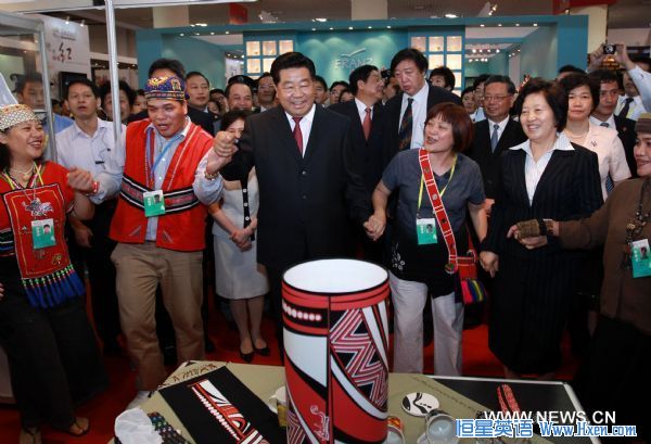 Jia Qinglin, member of the Standing Committee of the Political Bureau of the Communist Party of China (CPC) Central Committee and chairman of the National Committee of the Chinese People's Political Consultative Conference (CPPCC), dances with participants from Taiwan during his visit to the 3rd Cross-Strait Cultural Industry Fair in Xiamen, southeast China's Fujian Province, on June 19, 2010(Xinhua/Pang Xinglei) (nxl)<BR />