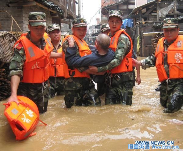 Soldiers transfer an old man trapped by the flood water at Songxi Town of Qingliu County, southeast China's Fujian Province, June 18, 2010. (Xinhua/Lu Lijie) Soldiers transfer an old man trapped by the flood water at Songxi Town of Qingliu County, southeast China's Fujian Province, June 18, 2010. (Xinhua/Lu Lijie)