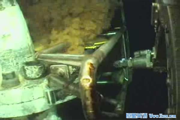 An underwater robotic arm (R) attempts free the diamond saw that became stuck while being used to cut through the pipe at the site of the Deepwater Horizon oil leak in the Gulf of Mexico in this video image taken from a BP live video feed June 2, 2010. (Xinhua/Reuters Photo) An underwater robotic arm (R) attempts free the diamond saw that became stuck while being used to cut through the pipe at the site of the Deepwater Horizon oil leak in the Gulf of Mexico in this video image taken from a BP live video feed June 2, 2010. (Xinhua/Reuters Photo)