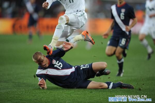Jay Demerit (Bottom) of the United States falls down during the 2010 World Cup Group C soccer match between the United States and Slovenia at the Ellis Park stadium in Johannesburg, South Africa, on June 18, 2010. The match ended 2-2. (Xinhua/Wang Yuguo)