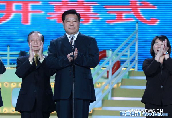 Jia Qinglin(C), member of the Standing Committee of the Political Bureau of the Communist Party of China (CPC) Central Committee and chairman of the National Committee of the Chinese People's Political Consultative Conference (CPPCC), attends the opening ceremony of the second Strait Forum in Xiamen, southeast China's Fujian Province, on June 19, 2010(Xinhua/Pang Xinglei) (nxl)<BR />