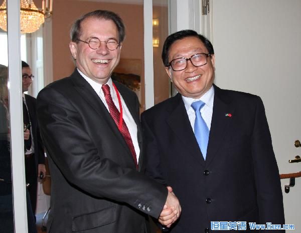 Swedish Parliament Speaker Per Westerberg (L) meets with visiting Vice Chairman of the Chinese National People's Congress Standing Committee Hua Jianmin in Stockholm, Sweden, June 2, 2010. (Xinhua/Wu Ping)