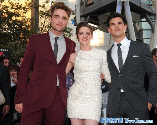 Cast members Robert Pattinson (L), Kristen Stewart (C) and Taylor Lautner pose at the premiere of 'The Twilight Saga: Eclipse' during the Los Angeles Film Festival at Nokia theatre at L.A. Live in Los Angeles June 24, 2010.  (Photo: CRI Online)