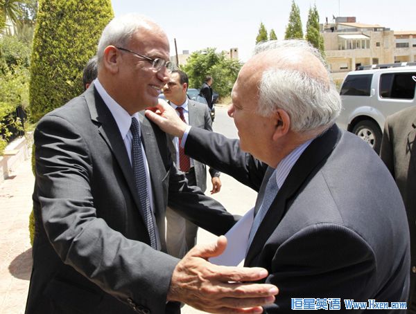 Chief Palestinian negotiator Saeb Erekat (L) welcomes Spain's Foreign Minister Miguel Angel Moratinos, before his meeting with Palestinian President Mahmoud Abbas in Amman July 27, 2010.  (Xinhua/Reuters File Photo)