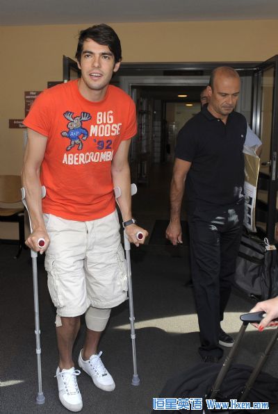 Real Madrid midfielder Kaka of Brazil leaves the Apra AZ Monica Clinic in Antwerp Real Madrid midfielder Kaka of Brazil (L) leaves the Apra AZ Monica Clinic in Antwerp August 6, 2010 after an operation on his left knee. Kaka has undergone an operation on his left knee and could be ruled out for four months, his surgeon said on Thursday. He was examined in Belgium by knee and sports injury specialist Marc Martens, who carried out a half-hour arthroscopic operation on Thursday morning.        (Xinhua/Reuters)