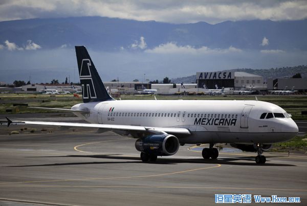 A Mexicana airlines plane is seen at the Benito Juarez international airport in Mexico City August 22, 2010. Xinhua/Reuters File Photo)