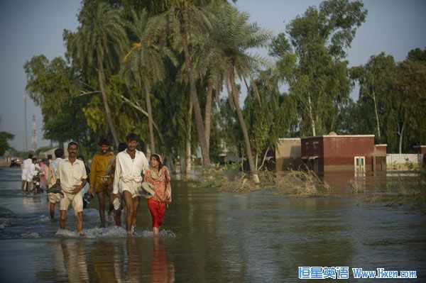 Flood refugees go through waterlogged road near Muzaffargarh, south Pakistan's Punjab Province, Aug. 23, 2010. (Xinhua/Lui Siu Wai) Flood refugees go through waterlogged road near Muzaffargarh, south Pakistan's Punjab Province, Aug. 23, 2010. (Xinhua/Lui Siu Wai)