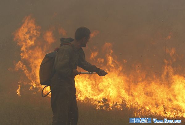A firefighter attempts to extinguish fire outside the town of Shatura, some 110 km southeast of Moscow, August 12, 2010.  (Xinhua/Reuters Photo)