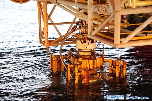 Photo taken on Sept. 4, 2010 and released on Sept. 5 show the damaged Blow Out Preventer (BOP) from the Deepwater Horizon oil rig being pull out by the Q4000 vessel in the Gulf of Mexico.  (Xinhua File Photo)