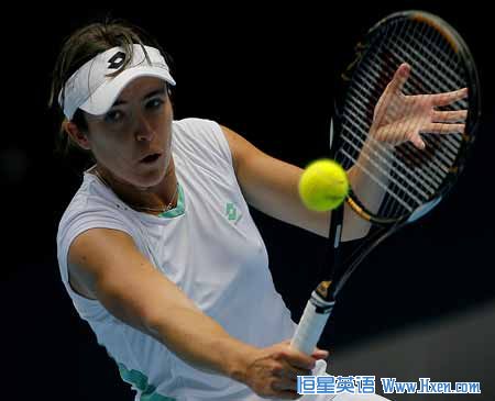  Alberta Brianti of Italy returns the ball during the second round match of women's singles against Ana Ivanovic of Serbia at the Australian Open tennis tournament in Melbourne, Jan. 21, 2009. Brianti lost 0-2. 