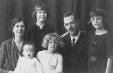Margaret Hollister (top left) with family in 1926