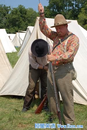 Keven Pallett, preparing his musket for the battle, has participated in US Civil War re-enactments in England, but says they're much smaller in scale there.