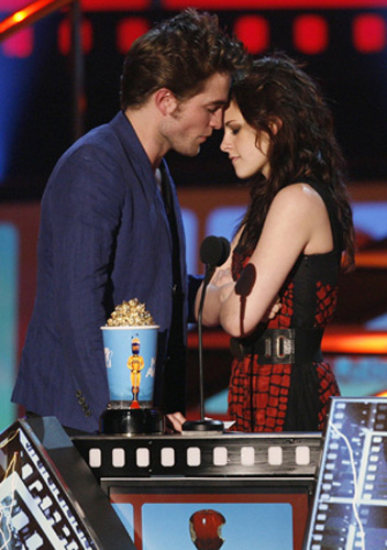 'Twilight' leading cast memebers Robert Pattinson(L) and Kristen Stewart (Xinhua/Reuters File Photo) 