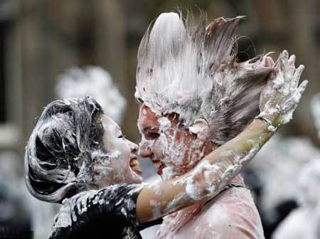 英国高校上演“泡沫大战” 英国高校上演“泡沫大战”
