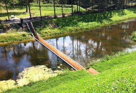 荷兰神奇“隐形桥”成为最热门水上旅游点 荷兰神奇“隐形桥”成为最热门水上旅游点