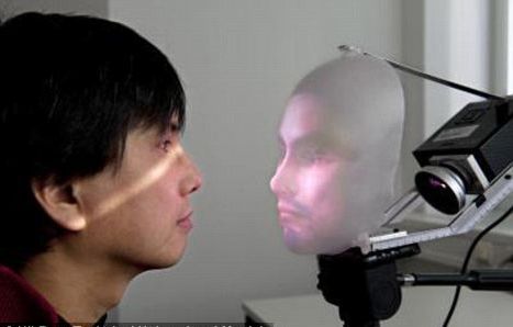 发明家研发“面具机器人” 发明家研发“面具机器人”