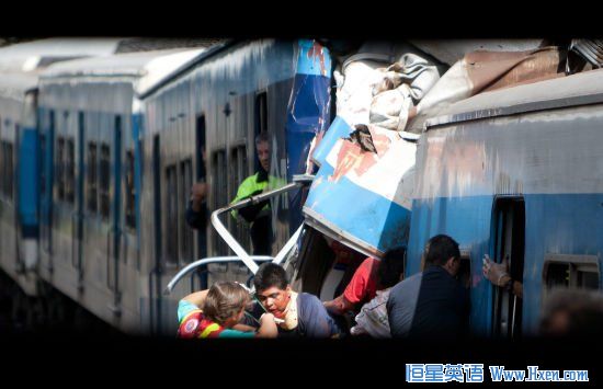 阿根廷城铁列车出轨事故 已导致650余人死伤