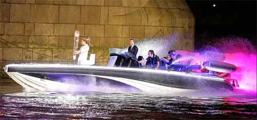 ���˿�Ļʽ����أ�С�����Լ�ʻ��ͧ