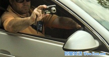 Ӣ��Ů�������� 80λ��·˾����Į����Χ��