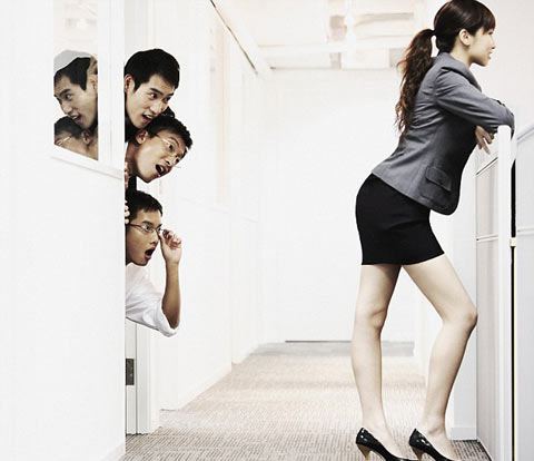 �����װ�ճ������� ְԱ��ʾѹ��ɽ��