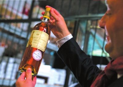 法国总统拍卖国窖酒挨批