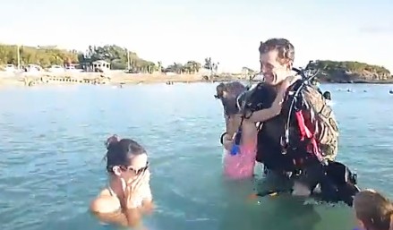 美国大兵潜水回家 为妻女制造惊喜