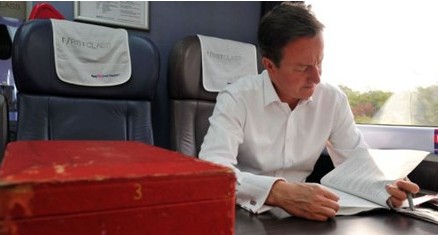 健忘的英国首相:卡梅伦丢了红盒子?