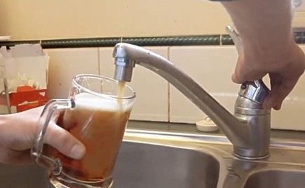 新西兰男子获惊喜 家中水管流啤酒