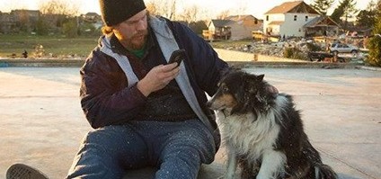 不离不弃!男子灾后废墟中救爱犬