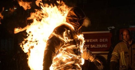 惊险!奥地利男子全身燃烧6分钟破记录
