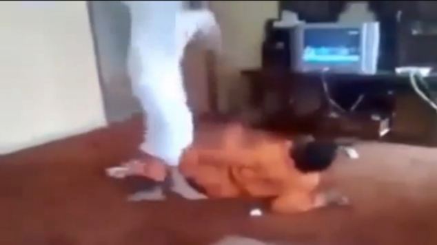 沙特雇主殴打亚裔男子 因其和妻子说话