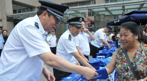 中国首次发放公民防恐手册