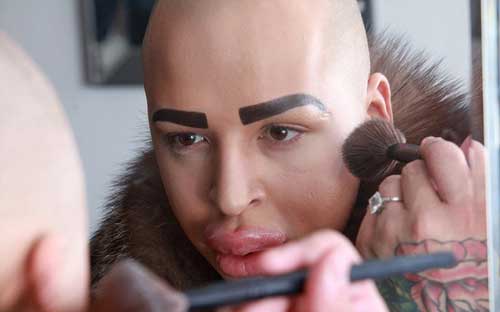 花千金动刀50余次 卡戴珊男粉整容致敬偶像