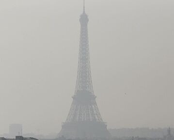 埃菲尔铁塔不见了!法国也有雾霾