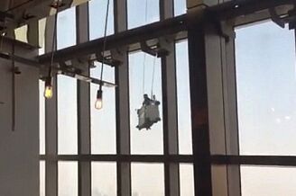 生死瞬间 上海摩天大楼载人吊篮变秋千