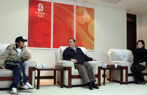 Photos: Joey Yung and Nicholas Tse stop by Beijing Olympic Tower